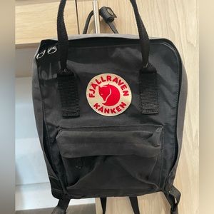 Fjalllraven Kanken Mini w/Shoulder Straps in Black